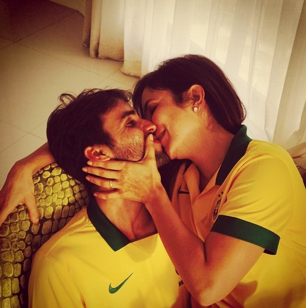 A cantora Ivete Sangalo e o marido vestem a camisa da Seleção Brasileira.