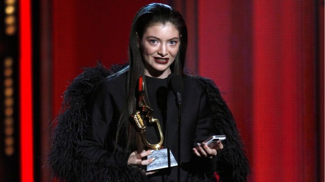 A cantora Lorde aceita prêmio no Billboard Music Awards 2014