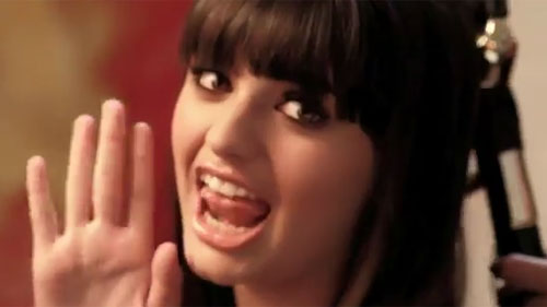 A cantora Rebecca Black em seu segundo clipe, 'My Moment'