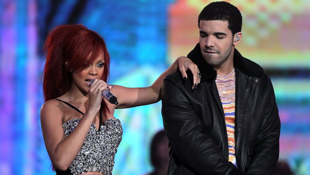 A cantora Rihanna e o rapper Drake, em 2011, durante um show no intervalo de um jogo da NBA