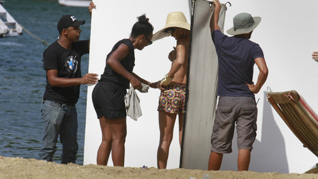 A cantora Rihanna faz fotos na Ilha Grande em Angra dos Reis, Rio de Janeiro