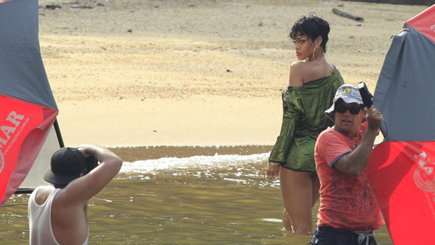 A cantora Rihanna faz fotos na Ilha Grande em Angra dos Reis, Rio de Janeiro
