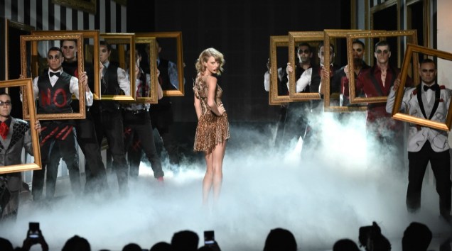 A cantora Taylor Swift se apresenta durante a cerimônia do American Music Awards 2014  