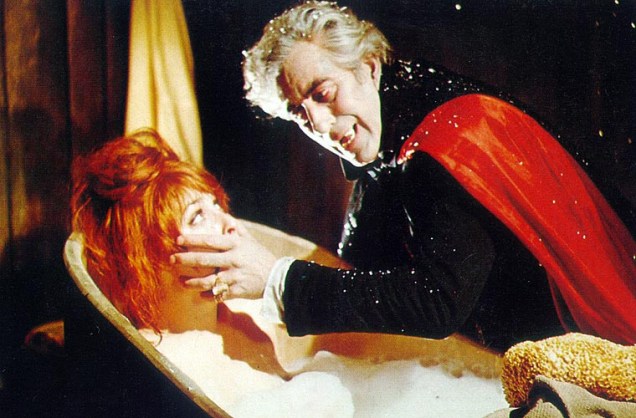 Ferdy Mayne e Sharon Tate, que seria assassinada dois anos depois, no filme A Dança dos Vampiros, de Roman Polanski, em 1967.