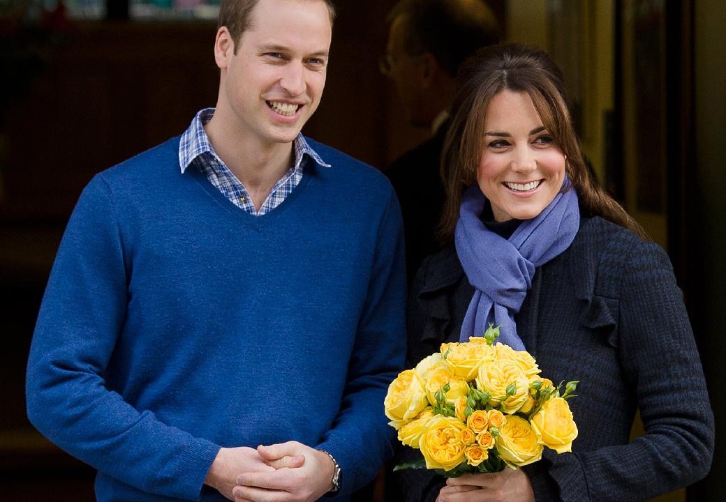 A duquesa de Cambridge, Kate Middleton, deixa o hospital King Edward VII, em Londres, ao lado do marido, o príncipe William, nesta quinta-feira