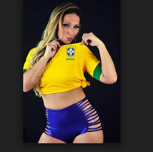 A funkeira Valesca Popozuda posa com look para torcer pelo Brasil na Copa do Mundo 2014