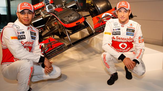 A McLaren, com os pilotos Lewis Hamilton e Jenson Button, apresentou o MP-27, seu carro para a temporada 2012 da Fórmula 1, na Inglaterra nesta quarta-feira