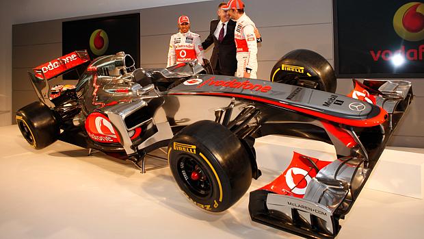 A McLaren, com os pilotos Lewis Hamilton e Jenson Button, apresentou o MP-27, seu carro para a temporada 2012 da Fórmula 1, na Inglaterra nesta quarta-feira