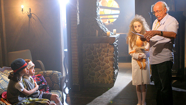 A menina-fantasma Anna Lyvia Padilha é dirigida por Reynaldo Boury em cena de Carrossel