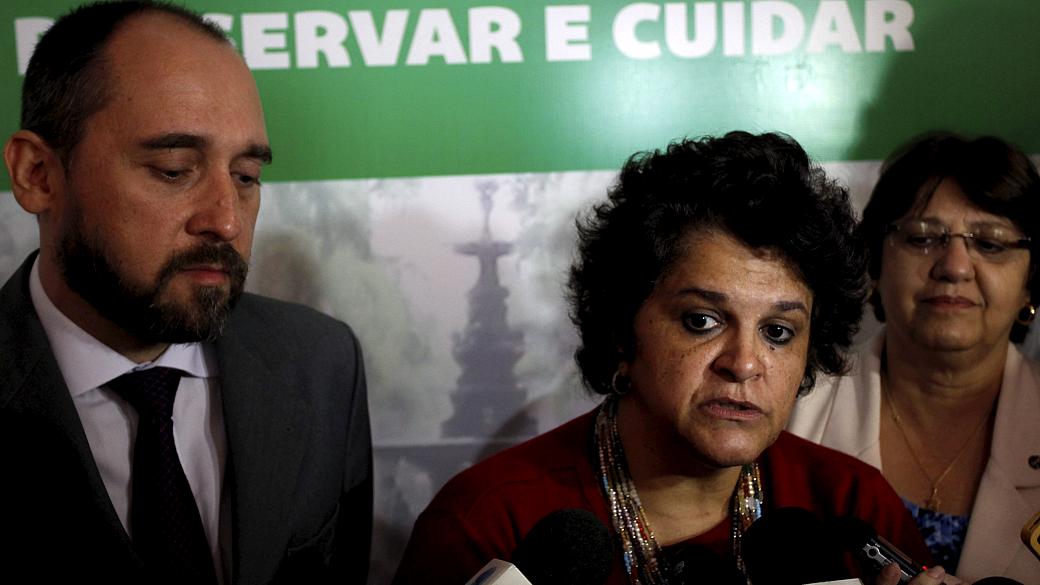 A Ministra do Meio Ambiente, Isabela Teixeira, entre Luiz Inácio Adams (AGU) e Cassandra Nunes (SPU)