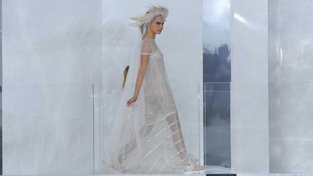 A modelo Cara Delevingne desfila para a Chanel na semana de moda de alta-costura de Paris Primavera/Verão 2014