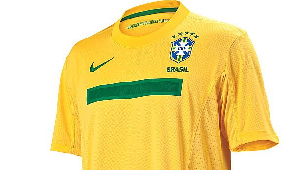 A camisa da seleção brasileira 2011: faixa horizontal no peito