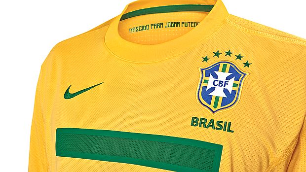 A Nike divulgou nesta terça-feira imagens da nova camisa da seleção brasileira. A número 1 é amarela, com uma faixa verde abaixo do escuto. A número 2 é azul, com a faixa amarela.
