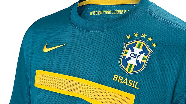 A Nike divulgou nesta terça-feira imagens da nova camisa da seleção brasileira. A número 1 é amarela, com uma faixa verde abaixo do escuto. A número 2 é azul, com a faixa amarela.