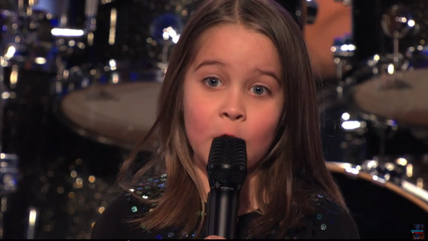 A pequena Aaralyn, 6, surpresa do reality 'America's Got Talent', onde cantou um heavy metal