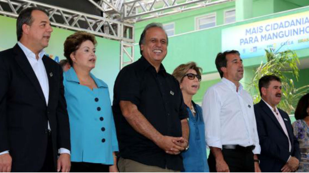 A presidente Dilma Rousseff, acompanhada pelo governador do Rio, Luiz Fernando Pezão, e o ex-governador Sérgio Cabral inaugura conjunto residencial do programa Minha Casa Minha Vida em Manguinhos, subúrbio do Rio
