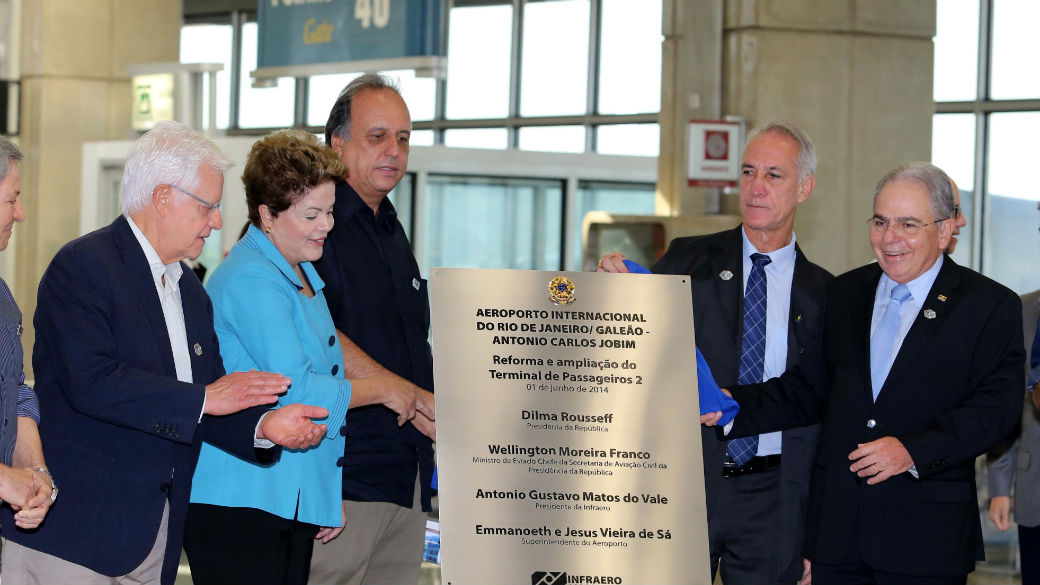 A presidente Dilma Roussef e o governador do Rio, Luiz Fernando Pezão, inauguram a ampliação inacabada do terminal dois do Aeroporto Internacional do Galeão, no Rio