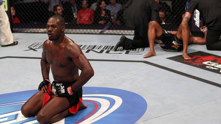 A primeira defesa de cinturão de Jon Jones foi contra o americano Rampage Jackson