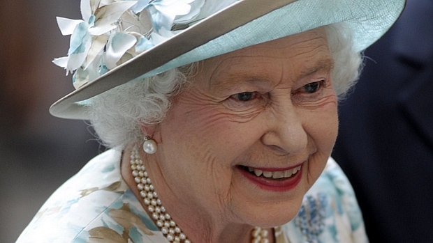 A rainha Elizabeth II da Inglaterra se declarou 'encantada' ao saber que será bisavó