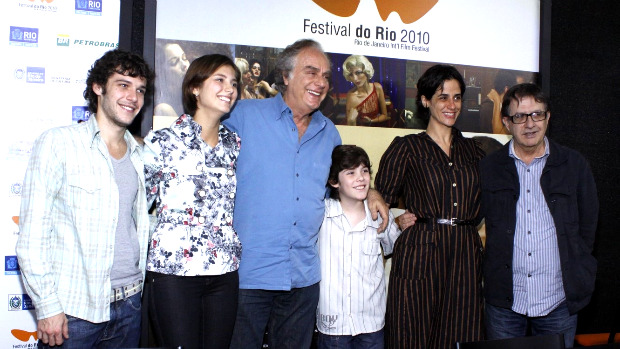 Elenco de A Suprema Felicidade, de Arnaldo Jabor, posa depois de coletiva sobre o filme
