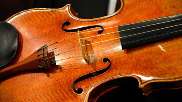 A viola é apresentada na casa de leilões Sotheby's, em Paris