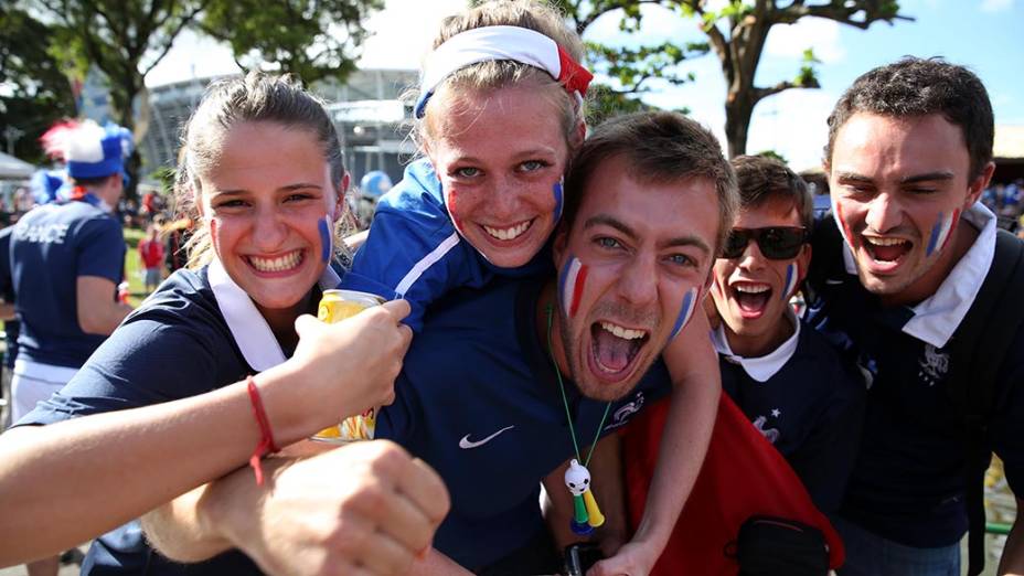 Torcedores da França antes do jogo contra a Suíça na Arena Fonte Nova, em Salvador