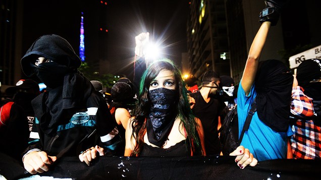 Black blocs acompanham ato contra a Copa do Mundo, que ocupa parte da Avenida Paulista em São Paulo