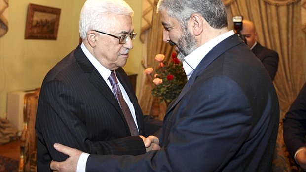 Presidente da ANP, Mahmoud Abbas, e líder do Hamas, Khaled Meshaal, participam de encontro no Cairo