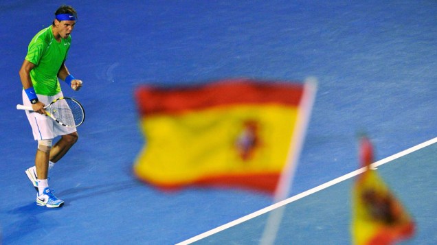 Torcedores espanhóis incentivam o tenista Rafael Nadal, durante o início da partida. Nadal começou ganhando a final do Aberto da Austrália - 29/01/2012
