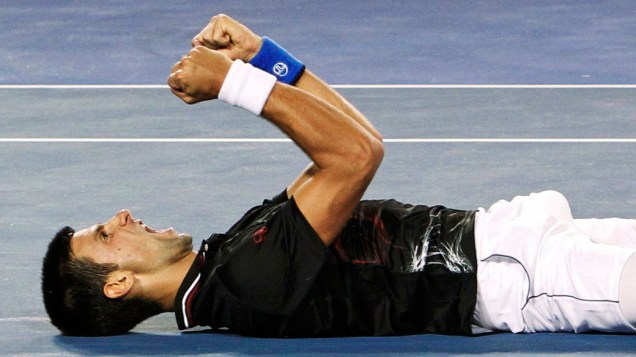 Após quase seis horas de jogo, o sérvio Novak Djokovic comemora o tri-campeonato no Aberto de Tênis da Austrália - 29/01/2012