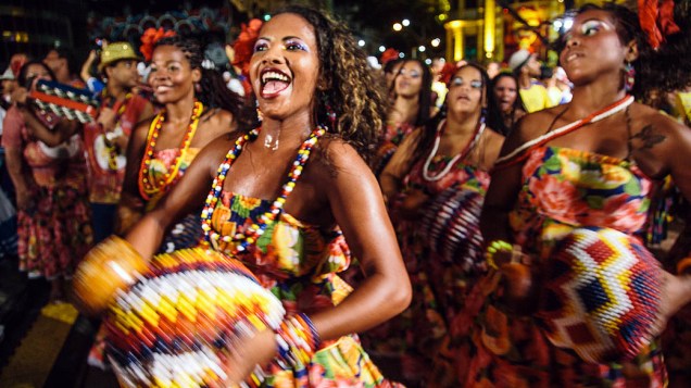 Acompanhado de 500 batuqueiros, o percussionista Naná Vasconcelos abriu o carnaval, em Recife