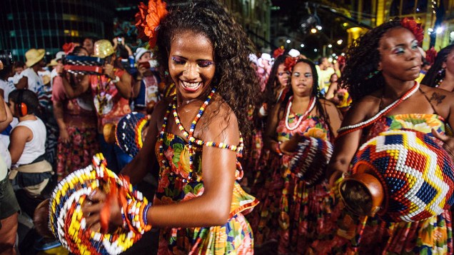 Acompanhado de 500 batuqueiros, o percussionista Naná Vasconcelos abriu o Carnaval em Recife
