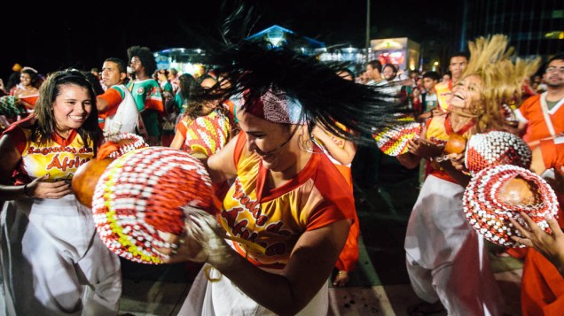 Batuqueiros acompanham o percussionista Naná Vasconcelos no show de abertura do Carnaval de Recife