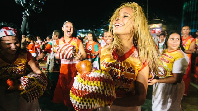 Batuqueiros que acompanham o percussionista Naná Vasconcelos durante a Abertura do Carnaval de Recife