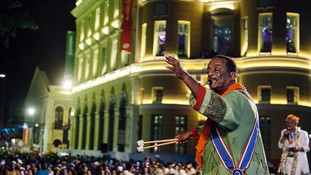 O percussionista recifense Naná Vasconcelos na abertura oficial do Carnaval pernambucano
