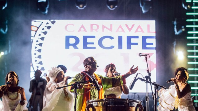 Naná Vasconcelos abre o Carnaval do Recife, acompanhado de 500 batuqueiros de maracatu