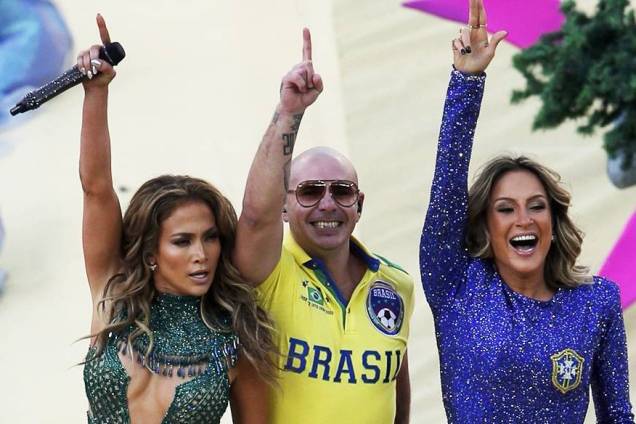 Jennifer Lopez, Pitbull e Claudia Leitte durante a cerimônia de abertura da Copa do Mundo no Itaquerão, em São Paulo