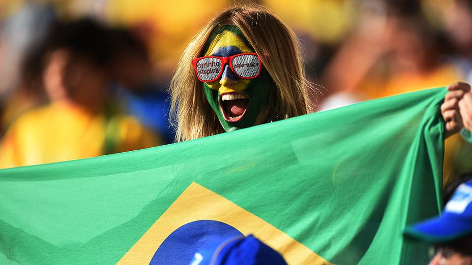 Torcedora do Brasil vibra na abertura da Copa do Mundo no Itaquerão, em São Paulo
