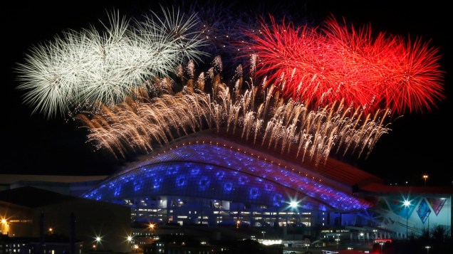 Fogos de artifício sobre o Parque Olímpico durante a cerimônia de abertura dos Jogos Olímpicos de Sochi, na Rússia