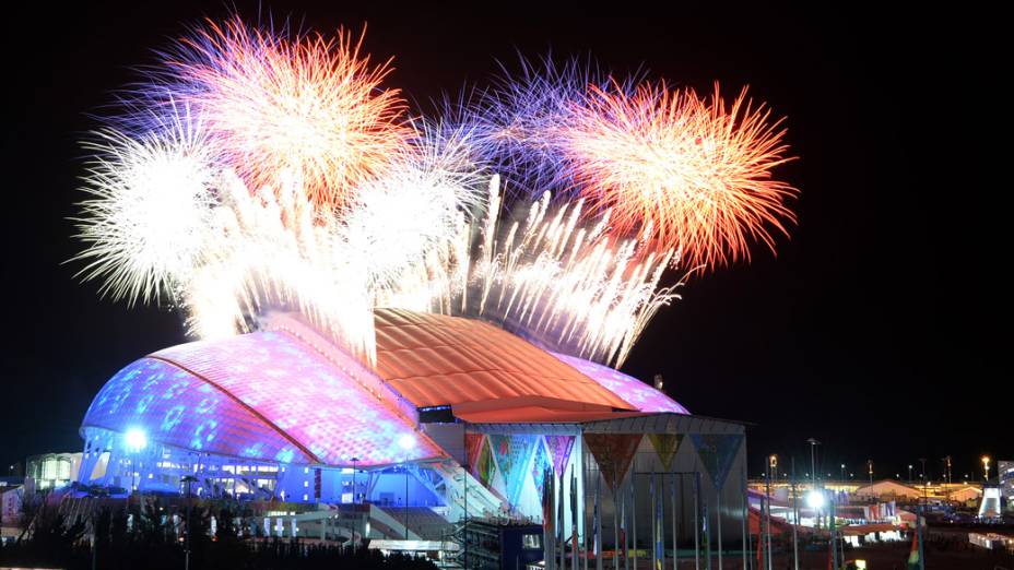 Fogos de artifício sobre o Parque Olímpico durante a cerimônia de abertura dos Jogos Olímpicos de Sochi, na Rússia