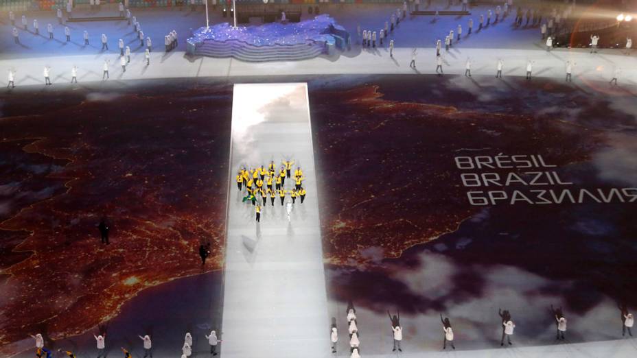 Delegação brasileira desfila durante a cerimônia de abertura dos Jogos de Inverno de Sochi, na Rússia