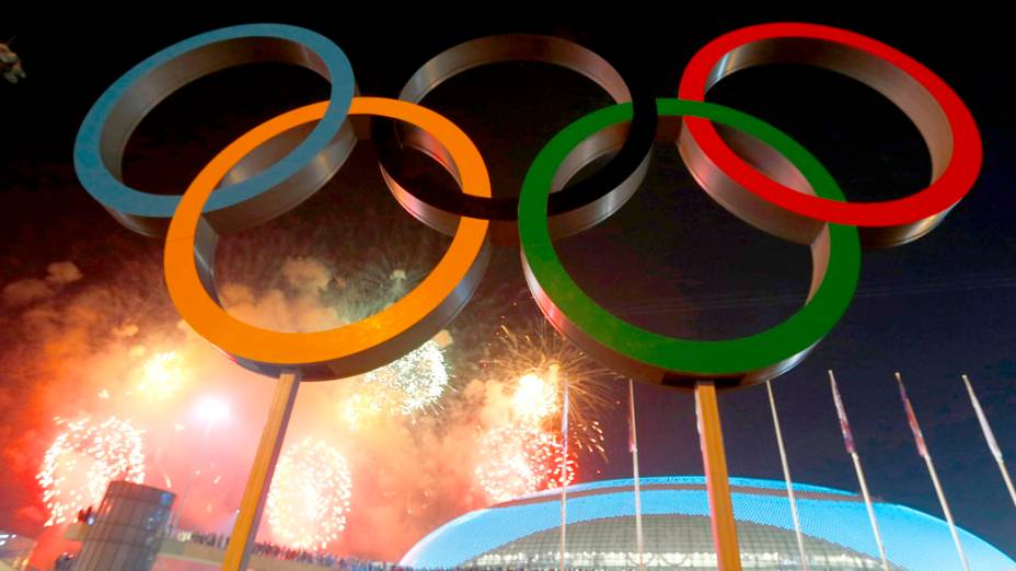 Fogos de artifício sobre o Parque Olímpico durante a cerimônia de abertura dos Jogos Olímpicos de Sochi, na Rússia