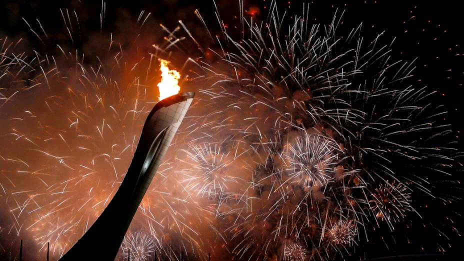 Fogos de artifícios atrás da pira olímpica durante a cerimônia de abertura dos Jogos de Inverno de Sochi, na Rússia