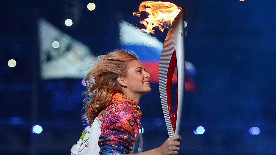 A tenista Maria Sharapova leva a tocha olímpica durante a cerimônia de abertura dos Jogos de Inverno, em Sochi