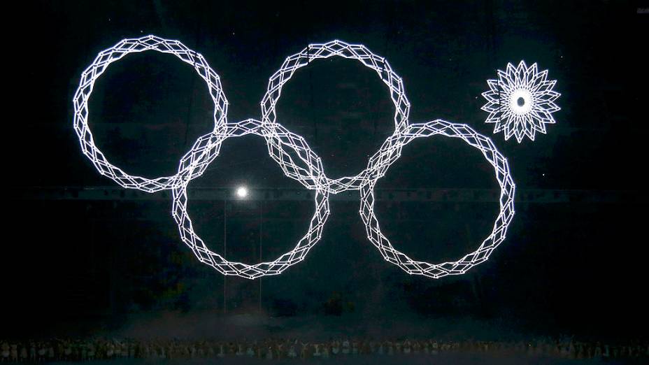 Um dos anéis olímpicos não abre por uma falha mecânica, durante a abertura das Olimpíadas de Inverno de Sochi, na Rússia