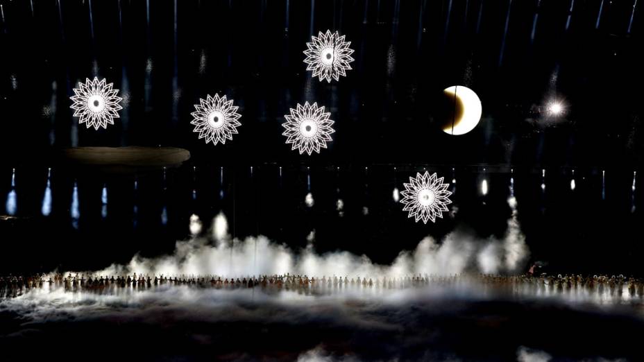 Flocos de neve pairam em cima dos artistas durante a abertura das Olimpíadas de Inverno de Sochi, na Rússia