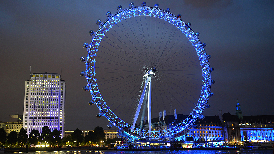 London Eye é iluminada durante a cerimônia de abertura dos Jogos Olímpicos de Londres 2012