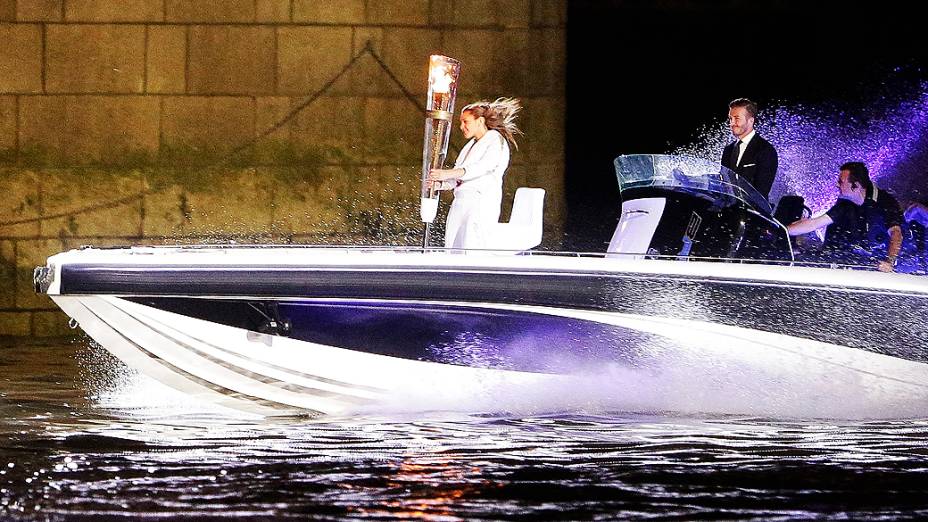 David Beckham "dirige" a lancha que leva a Tocha Olímpica pelo Rio Tâmisa
