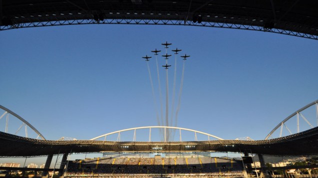 Esquadrilha da Fumaça faz apresentação na abertura dos Jogos Mundiais Militares, no Estadio do Engenhão, no Rio de Janeiro
