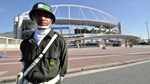 Militar faz a segurança do entorno do Estádio do Engenhão, durante a abertura dos Jogos Mundiais Militares, no Rio de Janeiro